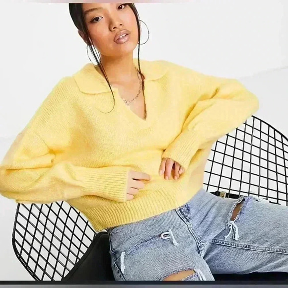 TOPSHOP sweater V neck in size med lightly used / in a like new condition - Picture 4 of 6